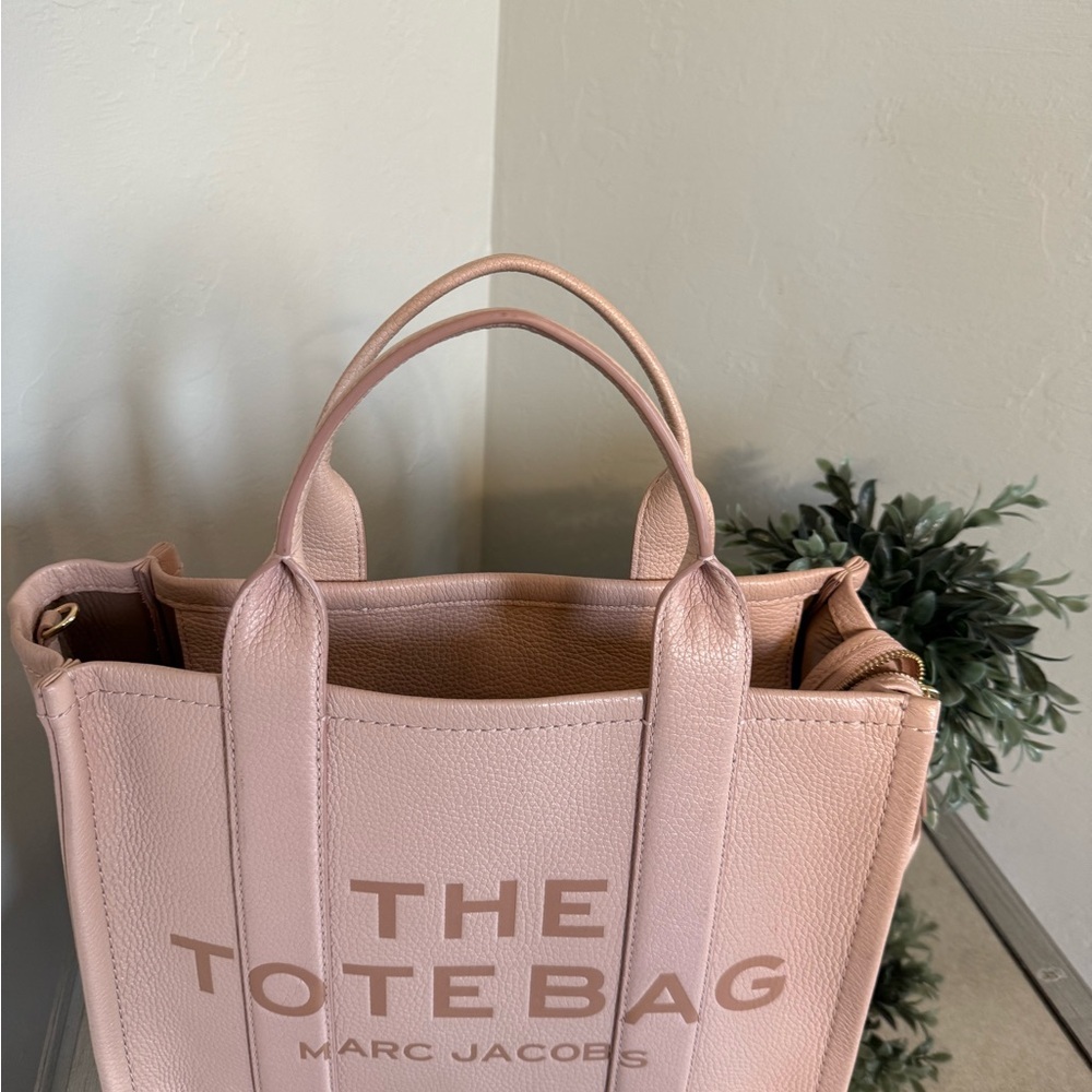 Auth Marc Jacobs Women's
The Leather Medium Tote In Rose